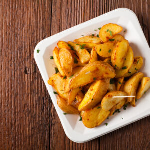 Gajos de patata con piel especiados