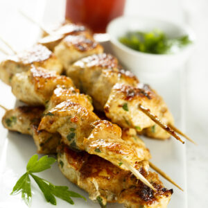 Pinchito moruno de pollo preparado en brocheta