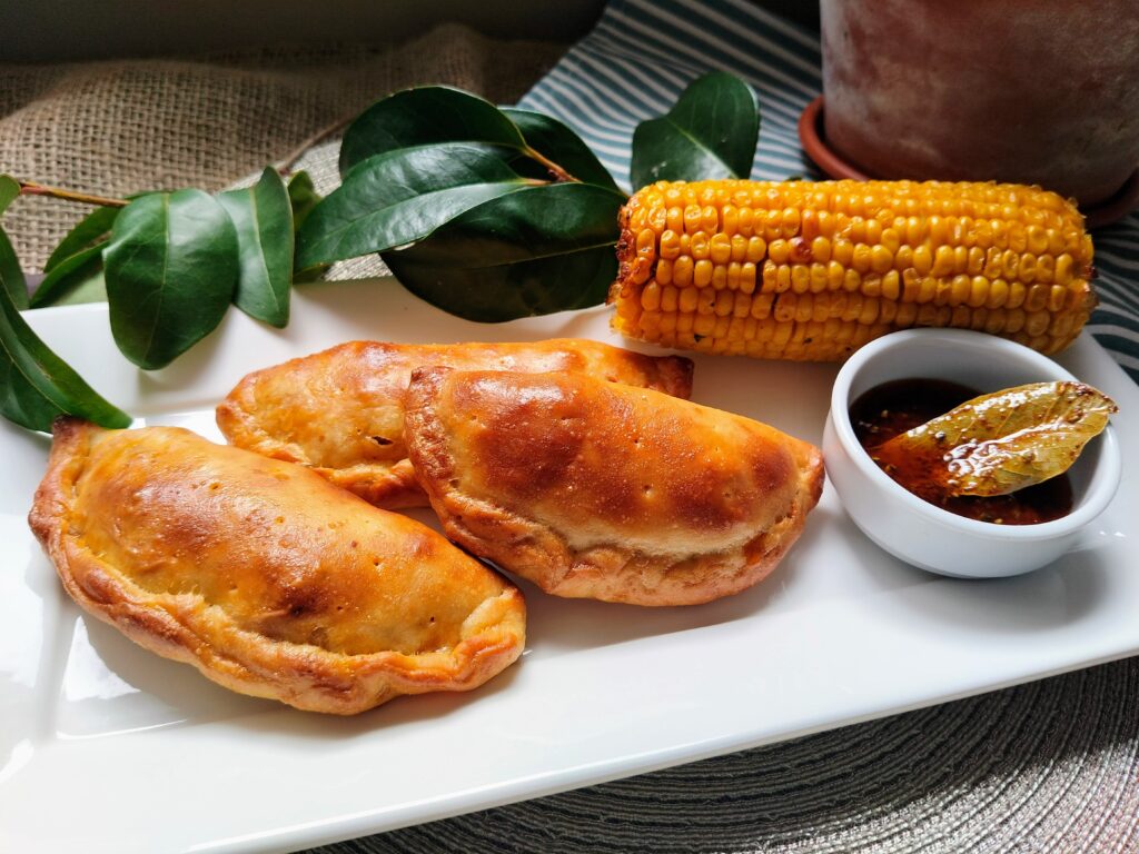 Empanadas rellenas de costilla con salsa barbacoa