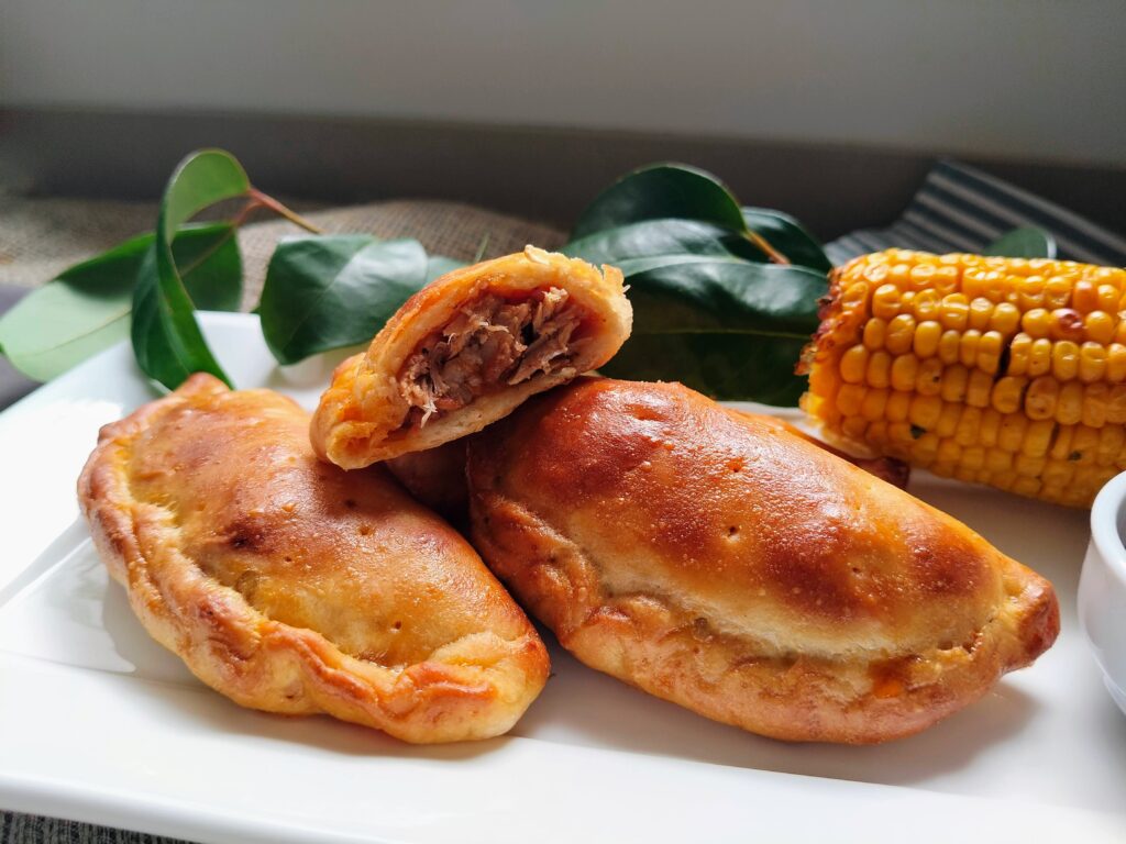 Empanadas rellenas de costilla con salsa barbacoa