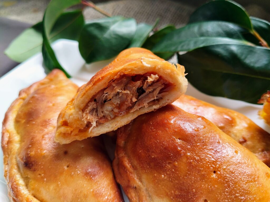 Empanadas rellenas de costilla con salsa barbacoa